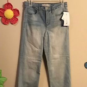Women’s Sculptek ~ATHLETA light wash jeans/ size 6